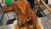 Ini penampakan ayam goreng satu ekor itu sebelum dihias menjadi ayam yang sedang berjemur. Ayam pun tampak menggiurkan dengan kulit crispy berwarna cokelat keemasan. Foto: Jam Press/@mariandcandicee