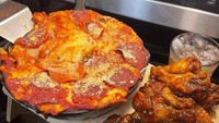  Selain masakan yang unik, kakak beradik ini juga sering masak makanan yang biasa saja namun tetap menggiurkan. Seperti hidangan pizza dan chicken wings. Sepertinya enak! Foto: Jam Press/@mariandcandicee