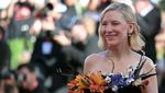Dada Cate Blanchett Berbunga-bunga
