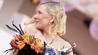 Gaya Cate Blanchett di karpet merah. (Foto: Anadolu Agency via Getty Images/Anadolu Agency)
