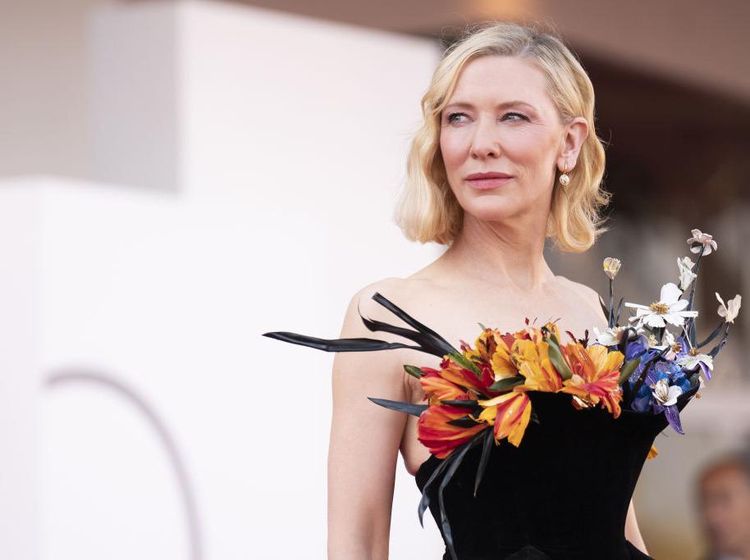 Dada Cate Blanchett Berbunga-bunga