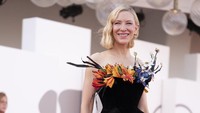Meski gaun hitam ini tampak simpel, namun bunga-bunga di dada membuatnya jadi berbeda. Cocok banget dengan Cate Blanchett! (Foto: Anadolu Agency via Getty Images/Anadolu Agency)