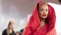Tessa Thompson tampil percaya diri dengan gaya serba merahnya. (Foto: Anadolu Agency via Getty Images/Anadolu Agency)