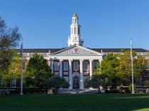 Trump Ingin Harvard Minta Maaf Usai Ancam Setop Dana Kampus Miliaran Dolar