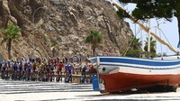 Pebalap melintasi kawasan pantai pada etape 12 La Vuelta 2022. Grand tour ini merupakan balapan terbesar ketiga setelah Tour de France dan Giro dItalia.