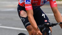 Terlihat paha Remco Evenepoel mengalami luka setelah kecelakaan di KM 40an menjelang finish pada etape 12 La Vuelta 2022 Spanyol, Kamis (25/8/2022). 