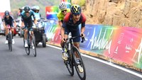 Pebalap tim Ineos Grenadiers, Richard Carapaz memacu sepeda Pinarello Dogma F pada 2 km terakhir untuk merebut podium kemenangan etape 12, La Vuelta a Espana 2022 di puncak Penas Blancas, Spanyol, Kamis (25/8/2022). Kemenangan Carapaz menjadi pembuktian dirinya setelah melempem pada pekan pertama. (Tim de Waele/Getty Images)