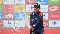 Carapaz merayakan kemenangan etape 12 di atas podium. Kematangan Carapaz teruji pada pendakian 19 km menjelang garis finish. Dia bermain dengan iramanya sendiri meski sejumlah kompetitor berusaha menggedor dan memberikan serangan seperti Wilco Kelderman, Marc Soler dan Elie Gesbert. Ia baru melancarkan serangan di sisa dua kilometer.