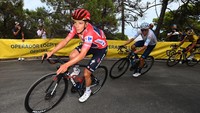 Pemuncak klasemen sementara La Vuelta, Remco Evenepoel melakukan cornering pada etape 12 La Vuelta 2022 di pegunungan Penas Blancas, Spanyol, Kamis (25/8/2022). Pembalap tim QuickStep Alpha Vinyl itu masih bertengger di puncak GC disusul oleh Primoz Roglic dengan selisih waktu 2 menit 41 detik. (Tim de Waele/Getty Images)