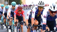 Remco Evenepoel melaju di belakang rekan satu timnya. Kemenangan sementara Evenepoel masih harus diuji hingga tour berakhir di Madrid, 11 September mendatang.