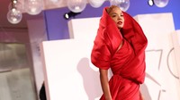 Tessa Thompson mengenakan gaun merah dengan semua aksesori yang juga serba merah. (Foto: WireImage/Stefania DAlessandro)