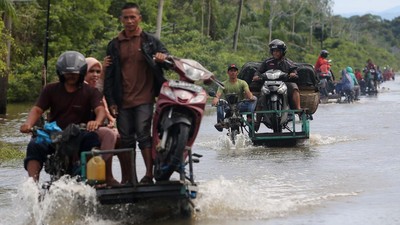 Brumm.. Ada Jasa Angkut Motor Lintasi Banjir di Aceh Barat