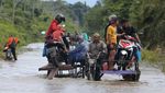 Brumm.. Ada Jasa Angkut Motor Lintasi Banjir di Aceh Barat
