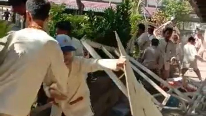 Aksi puluhan siswa SMPN 14 Kota Mataram merusak sekat ruang belajar SDN 2 Model saat proses belajar mengajar sedang berlangsung.