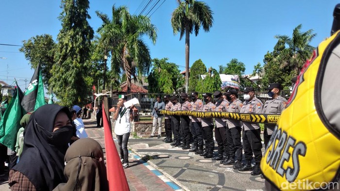 Aktivis HMI Demo BBM di Kantor DPRD Sumenep