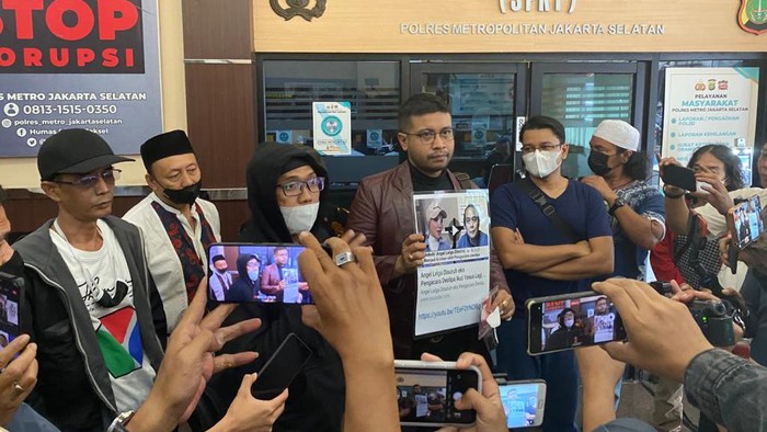 Aliansi Aktivis Indonesia melaporkan Deolipa Yumara ke Polres Jaksel.