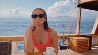 Alyssa Daguise menikmati secangkir minuman di atas kapal. Foto: Instagram Alyssa Daguise