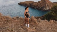 Pemandangan indah Labuan Bajo terlihat jelas di belakang Alyssa Daguise. Foto: Instagram Alyssa Daguise