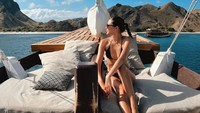 Alyssa Daguise bersantai di atas kapal. Foto: Instagram Alyssa Daguise