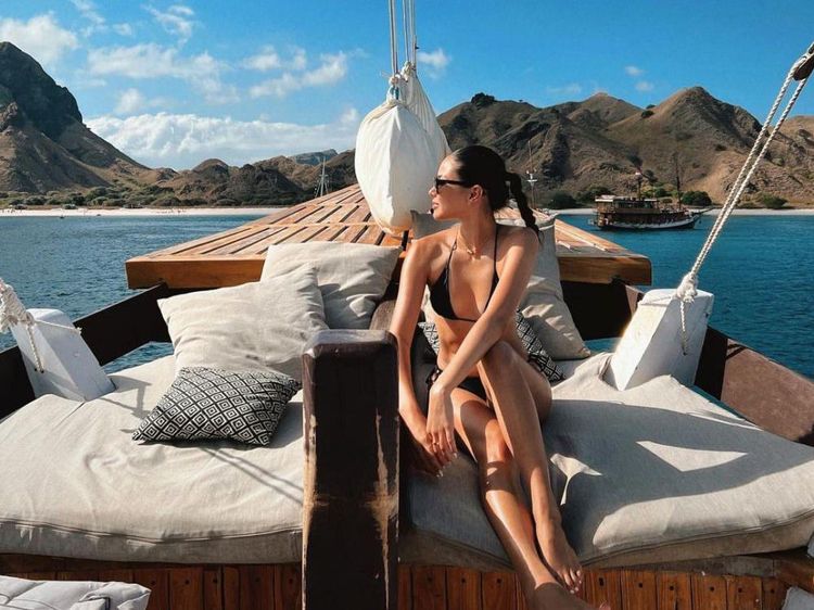 Potret Alyssa Daguise di Labuan Bajo, Santai di Kapal-Menyelam