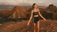 Alyssa Daguise menikmati alam Labuan Bajo. Foto: Instagram Alyssa Daguise
