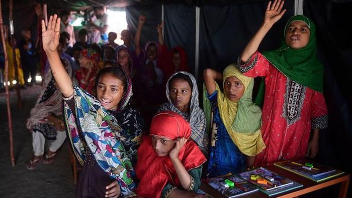 Flood-affected children attend a class at a makeshift school run by the Charity Al-Khidmat Foundation in Sukkur, Sindh province, on September 1, 2022. - Monsoon rains have submerged a third of Pakistan, claiming at least 1,190 lives since June and unleashing powerful floods that have washed away swathes of vital crops and damaged or destroyed more than a million homes. (Photo by Asif HASSAN / AFP) (Photo by ASIF HASSAN/AFP via Getty Images)