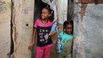 Senyum Anak-Anak Palestina Saat Antre Air Minum
