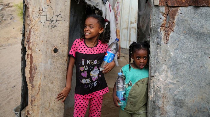 Anak-Anak Palestina Saat Terima Air Minum di Beit Lahia Palestinian children wait to fill bottles with drinking water, in a poor neighborhood in Beit Lahia in the northern Gaza Strip, on 01 September 2022.
(Photo by Majdi Fathi/NurPhoto via Getty Images)