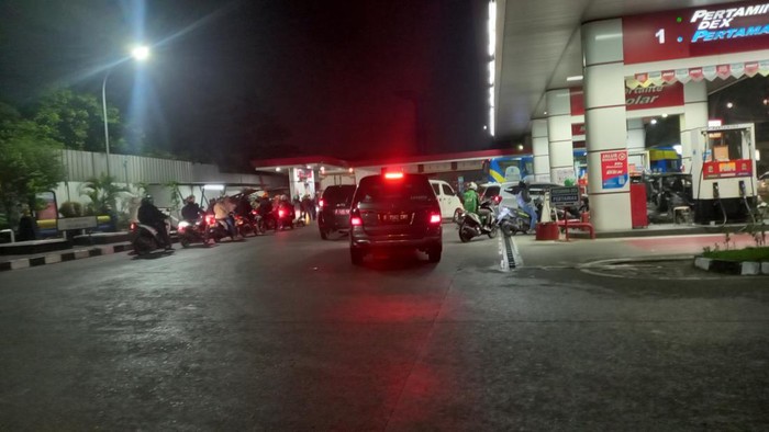 Antrean panjang terjadi di SPBU Tangerang (Khairul-detikcom)