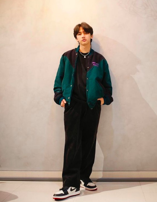 Dilihat dari gaya berbusananya, Ari tampaknya mengadopsi gaya para boyband Korea tersebut. Jaket dan celana oversize menjadi gaya fashion yang kerap Ari pakai. Foto: dok. Instagram/@ariirhamm