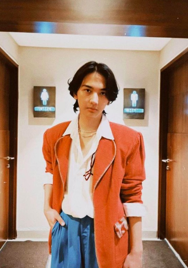 Di fotonya tersebut, Ari mengenakan kemeja putih, blazer oranye dan celana biru. Penampilan tabrak warnanya itu tampak eksentrik. Foto: dok. Instagram/@ariirhamm