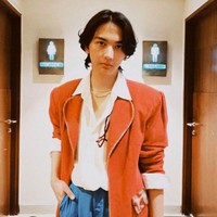 Di fotonya tersebut, Ari mengenakan kemeja putih, blazer oranye dan celana biru. Penampilan tabrak warnanya itu tampak eksentrik. Foto: dok. Instagram/@ariirhamm