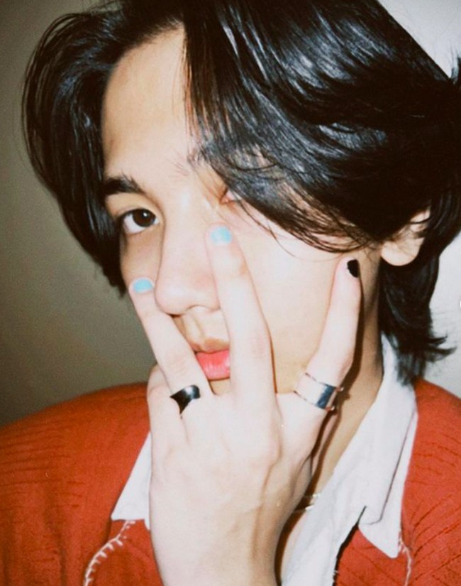 Di foto close up ini, Ari Irham banyak mendapatkan komentar dari para wanita yang menyebutnya sebagai Renjun dari Indonesia. YAALLAHH RENJUN INDO INIMAHH,” komentar netizen. “Renjun NCT Dream,” komentar lainnya. Foto: dok. Instagram/@ariirhamm