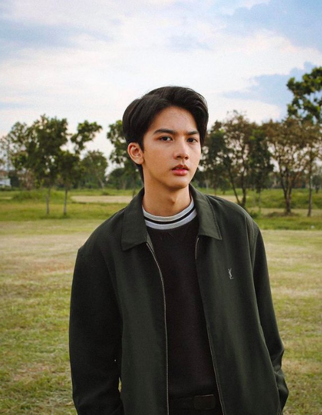 Wajah Ari Irham memang sekilas memiliki garis wajah yang mirip dengan Renjun. Keduanya sama-sama baby face. Foto: dok. Instagram/@ariirhamm