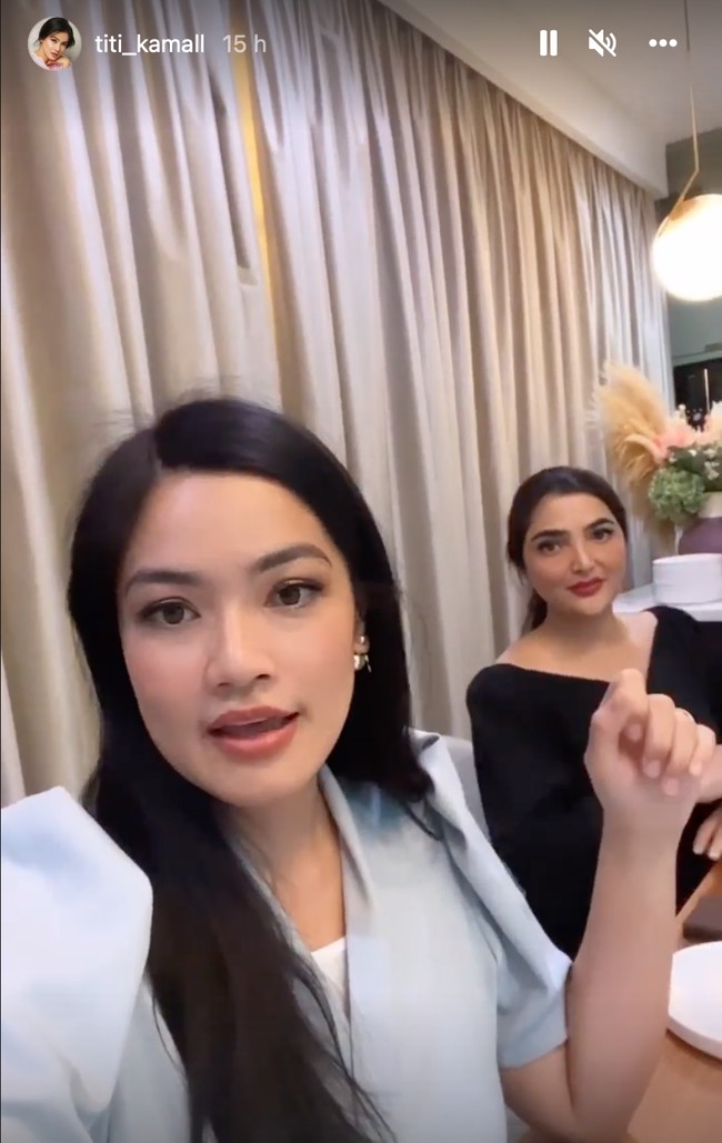 Titi Kamal dan Ashanty tampak menghadiri arisan geng cendol yang kali ini dibuat di rumah milik Nagita Slavina. Titi tampil cantik mengenakan busana berwarna biru muda, sedangkan Ashanty memilih tampil simpel mengenakan busana berwarna hitam. Foto: Instagram/@titi_kamal