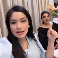 Titi Kamal dan Ashanty tampak menghadiri arisan geng cendol yang kali ini dibuat di rumah milik Nagita Slavina. Titi tampil cantik mengenakan busana berwarna biru muda, sedangkan Ashanty memilih tampil simpel mengenakan busana berwarna hitam. Foto: Instagram/@titi_kamal