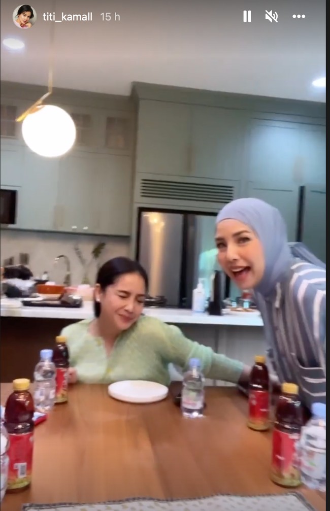 Seperti biasa, Nagita Slavina tampil simpel dan sederhana mengenakan blouse berwarna hijau muda. Di sampingnya tampak hadir Tya Ariestya yang mengenakan busana berwarna biru dilengkapi dengan hijab senada. Foto: Instagram/@titi_kamal