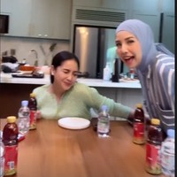 Seperti biasa, Nagita Slavina tampil simpel dan sederhana mengenakan blouse berwarna hijau muda. Di sampingnya tampak hadir Tya Ariestya yang mengenakan busana berwarna biru dilengkapi dengan hijab senada. Foto: Instagram/@titi_kamal