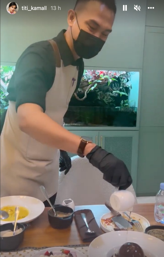 Untuk arisan kali ini walaupun hanya di rumah, namun geng cendol mendatangkan langsung chef dari resto ternama. Makanan-makanan yang dihidangkan pun terlihat mewah dan estetik. Foto: Instagram/@titi_kamal