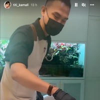 Untuk arisan kali ini walaupun hanya di rumah, namun geng cendol mendatangkan langsung chef dari resto ternama. Makanan-makanan yang dihidangkan pun terlihat mewah dan estetik. Foto: Instagram/@titi_kamal
