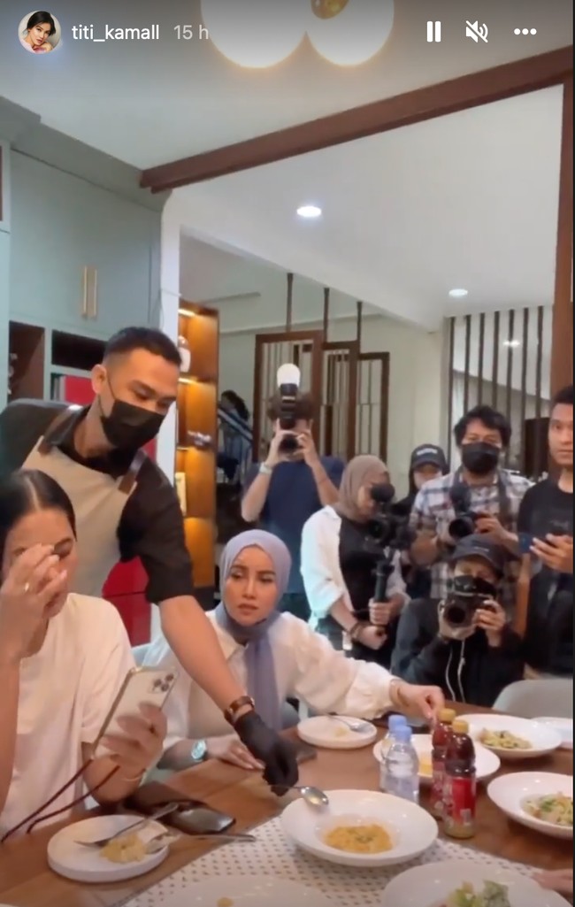 Karena anggota geng cendol berisi para artis yang juga aktif di YouTube, mereka tampak hadir dengan membawa kameramen masing-masing. Alhasil momen arisan geng cendol itu jadi terlihat seperti sebuah preskon. Titi Kamal pun sempat mengatakan demikian di salah satu unggahan Instagram Story miliknya. Foto: Instagram/@titi_kamal
