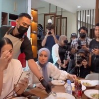 Karena anggota geng cendol berisi para artis yang juga aktif di YouTube, mereka tampak hadir dengan membawa kameramen masing-masing. Alhasil momen arisan geng cendol itu jadi terlihat seperti sebuah preskon. Titi Kamal pun sempat mengatakan demikian di salah satu unggahan Instagram Story miliknya. Foto: Instagram/@titi_kamal