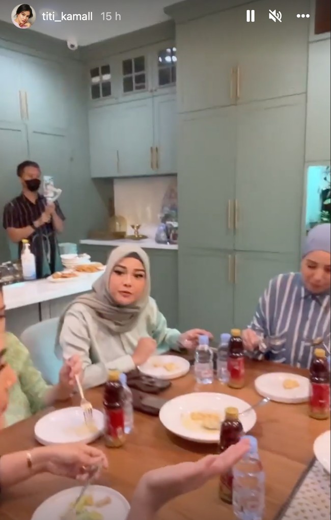 Terlihat anggota geng cendol menikmati hidangan yang langsung dimasak oleh chef yang diundang. Di samping masing-masing piringnya juga sudaah teersedia dua pilihan minuman, air putih dan teh. Foto: Instagram/@titi_kamal