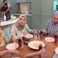 Terlihat anggota geng cendol menikmati hidangan yang langsung dimasak oleh chef yang diundang. Di samping masing-masing piringnya juga sudaah teersedia dua pilihan minuman, air putih dan teh. Foto: Instagram/@titi_kamal
