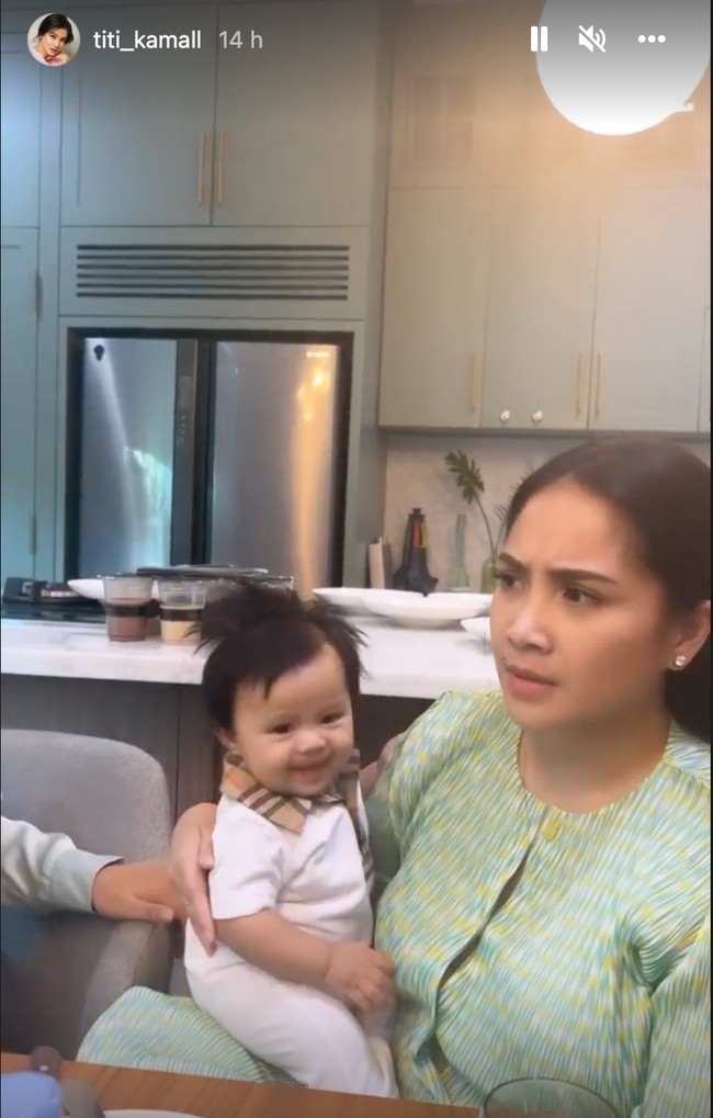 Kehadiran Ameena, putri kecil Aurel Hermansyah juga tak kalah mencuri perhatian anggota geng cendol yang datang. Nagita Slavina terlihaat sempat memangku Ameena. Foto: Instagram/@titi_kamal