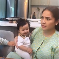 Kehadiran Ameena, putri kecil Aurel Hermansyah juga tak kalah mencuri perhatian anggota geng cendol yang datang. Nagita Slavina terlihaat sempat memangku Ameena. Foto: Instagram/@titi_kamal