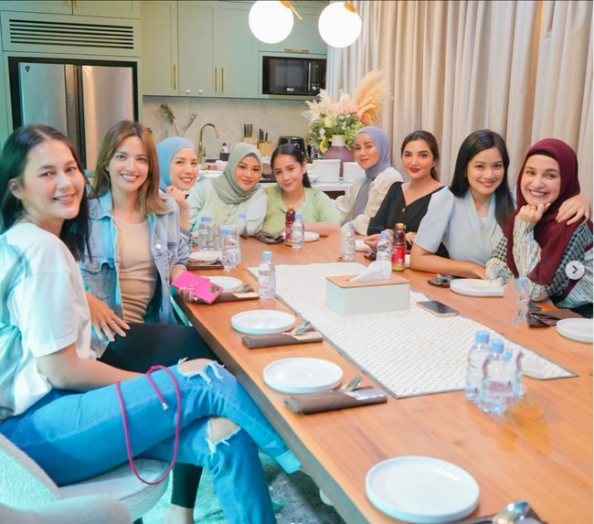 Geng cendol yang terdiri dari para artis sultan seperti Nia Ramadhani, Nagita Slavina, Paula Verhoeven, Aurel Hermansyah, Ashanty, Titi Kamal, dan beberapa lainnya tampak kembali melakukan pertemuan untuk arisan. Momen arisan geng cendol itu pun diunggah ke media sosial dan cukup mencuri atensi. Foto: Instagram/@titi_kamal