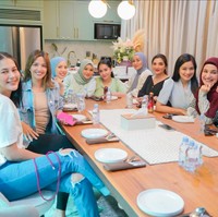 Geng cendol yang terdiri dari para artis sultan seperti Nia Ramadhani, Nagita Slavina, Paula Verhoeven, Aurel Hermansyah, Ashanty, Titi Kamal, dan beberapa lainnya tampak kembali melakukan pertemuan untuk arisan. Momen arisan geng cendol itu pun diunggah ke media sosial dan cukup mencuri atensi. Foto: Instagram/@titi_kamal