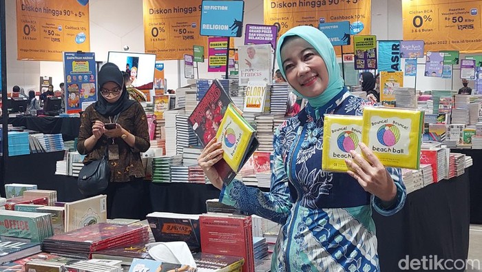 Atalia Praratya saat bazar buku di Bandung