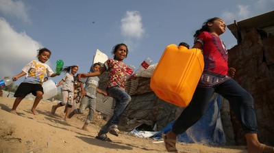 Senyum Anak-Anak Palestina Saat Antre Air Minum